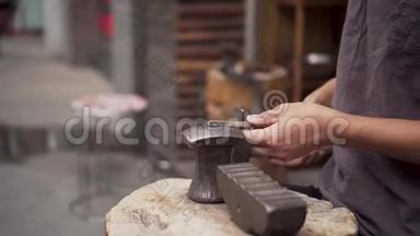 铁匠锻造金属。 亚洲街头工匠。