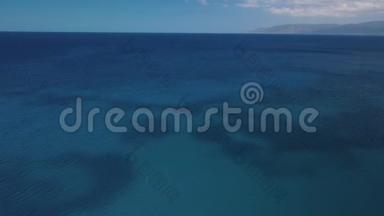 豪华的白色游艇漂浮在南度假区令人惊叹的绿松石水上，空中