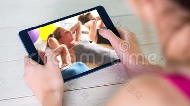 妇女观看数字平板电脑练习<strong>教程视频</strong>的数字动画