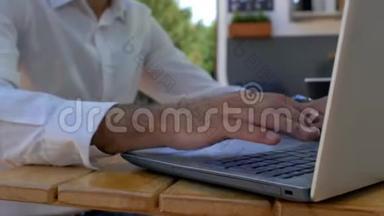 一个穿着白色衬衫的男人在笔记本电脑键盘上打字的特写。 商人在键盘上打字。 4k. 4k视频