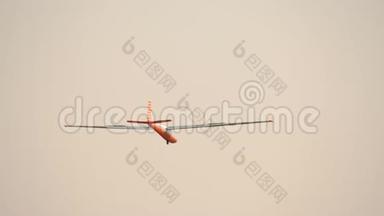 滑翔机在天空中飞行。 超轻小型飞机
