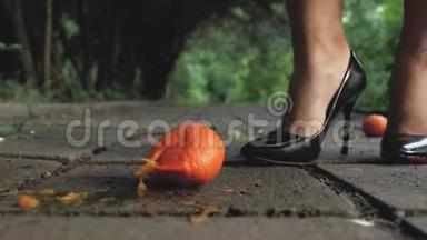 脚丫子穿着黑色的专利皮鞋，<strong>踩在</strong>街道上的一块<strong>水</strong>泥瓷砖上，<strong>踩</strong>着一只脚跟。 脚
