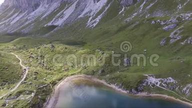 阿尔卑斯山之间的翡翠湖