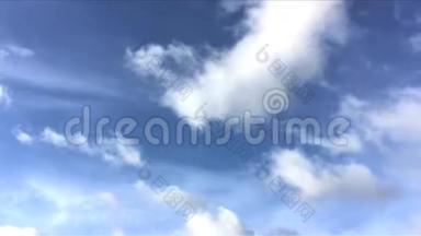 蓝天的时间流逝，白云从右边到左边的框架。 蓝色的飞机快速移动的云