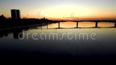 夕阳西下，桥上一道宽阔的河面上的鸟瞰美景，夕阳映照在water.4k.Copy的空间里