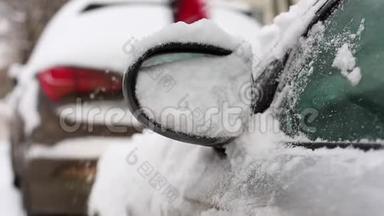 交通，冬天，天气，人们的概念-人从车上<strong>用</strong>刷子清洁雪在客厅区。 重点