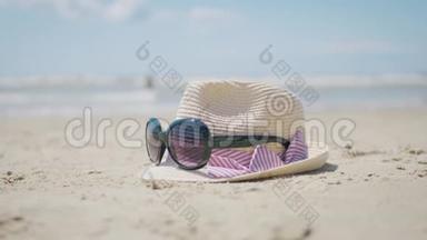 沙滩上<strong>戴草帽</strong>和太阳镜的暑假概念。 带帽子和眼镜的海滩背景。 假日