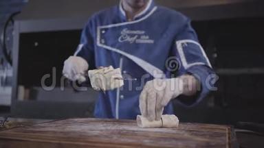 在现代土耳其餐馆里，穿着蓝色厨师制服的成功男人烹制了卢拉<strong>串肉</strong>。 把<strong>烤<strong>串</strong>烤<strong>串</strong></strong>包起来