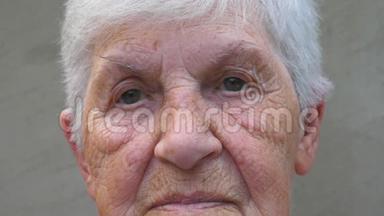 一幅<strong>老奶奶</strong>伤心的肖像。 老太太皱着脸看着镜头。 悲伤的表情