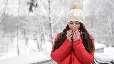 冬季早晨，在舒适的雪屋花园喝热<strong>茶</strong>或咖啡。 美丽的女孩享受冬季户外<strong>活动</strong>