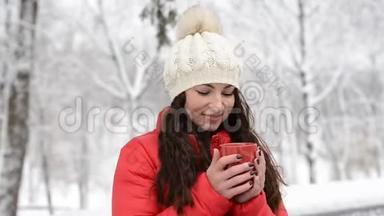 冬季早晨，在舒适的雪<strong>屋</strong>花园喝热<strong>茶</strong>或咖啡。 美丽的女孩享受冬季户外活动