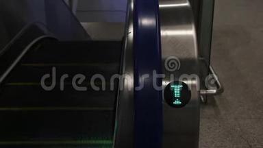 现代自动扶梯电子在机场或地铁上或下楼梯自动扶梯。