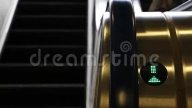 现代自动扶梯电子在机场或地铁上或下楼梯自动扶梯。