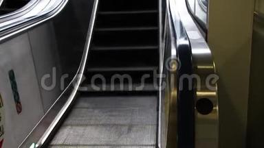 现代<strong>自动扶梯</strong>电子在机场或地铁上或下楼梯<strong>自动扶梯</strong>。