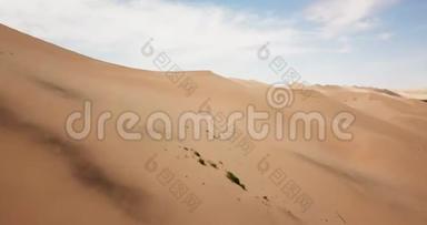 鸟瞰蒙古<strong>戈壁</strong>沙漠的khongor沙丘..