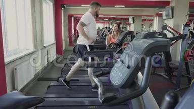 人在健身房跑步机上跑步。 减肥训练从个人教练为胖子。 健康和健身。 演习和