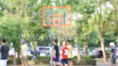 早上在泰国诺塔布里邦雅公园<strong>打篮球</strong>的老人、青少年和妇女模糊的形象