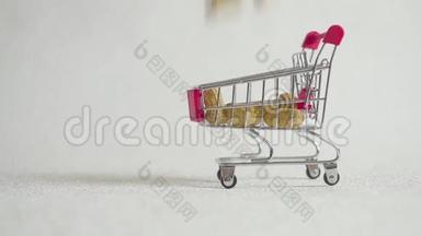 超市里装满花生坚果的购物车。 花生掉进超市手推车里。