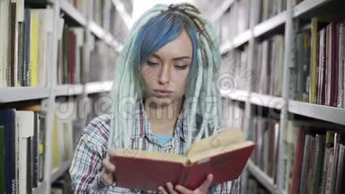 年轻开朗的时髦女人带着可怕的家伙在图书馆的镜头前看书。