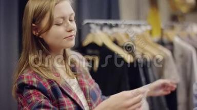 两个女朋友在一家服装店寻找新事物，其中一个试戴耳环