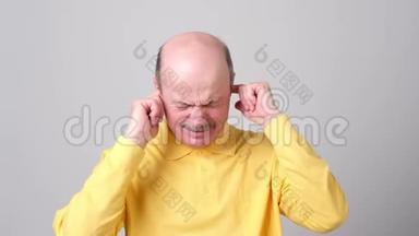 压力大的老人用手指插入耳朵，不理会大声喧哗或音乐