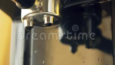 水从咖啡机的门缝里涌出来。 专业<strong>冲泡</strong>咖啡。