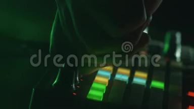 Dj使用MIDI控制器在Techno党播放音乐
