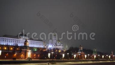 莫斯科。 克里姆林宫的墙。 上面有红星的塔。 特写镜头。 冬夜。 超高清