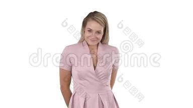 派对上的魅力女人穿着粉红色的<strong>舞蹈</strong>，在白色的<strong>背景</strong>上微笑。