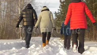 <strong>亲子</strong>关系、时尚、季<strong>节</strong>和人的观念-与穿着冬装的孩子在户外散步的幸福家庭