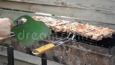 鸡肉开胃肉是在烤架上炒的，一个人把火扇着取暖