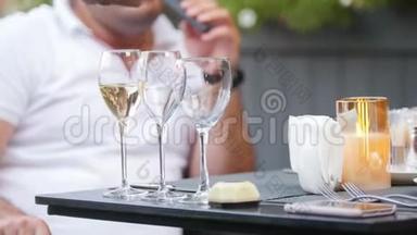 一个服务员把酒精饮料洒在眼镜店-户外餐馆