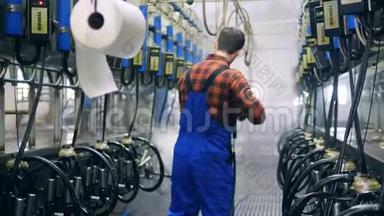 工业工人正在奶牛场清洗挤奶设备