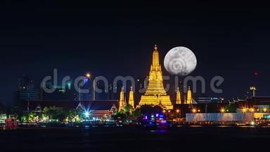 夜色淡金的瓦伦寺是湄南河最古老的庙宇，满月在黑暗的天空中迅速升起