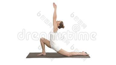 运动迷人的女孩练习瑜伽，站在骑手运动，Anjaneyasana姿势在白色背景。