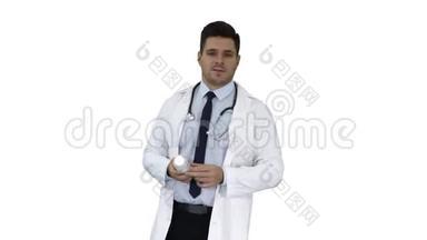 临床医生男医生在白色背景下展示药物、药物和与相机交谈。
