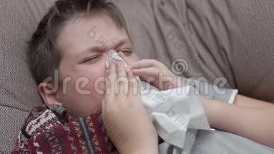 那个男孩用纸巾吹鼻子。 他`感冒了