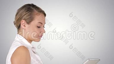 单身女孩在平板电脑上在线观看媒体内容，阿尔法频道