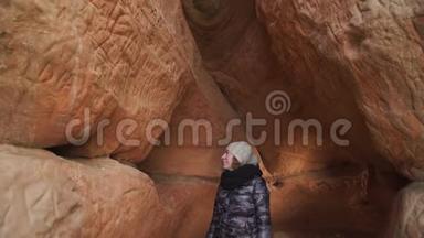 好奇的年轻女考古学家探索一个沙洞-韦泽姆朱克林蒂斯，拉脱维亚-2019年4月13日