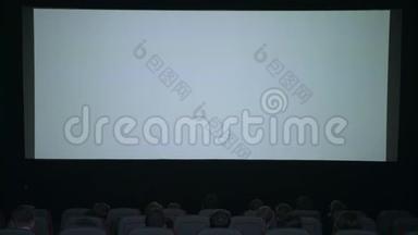 观众为在白色屏幕前观看电影而鼓掌