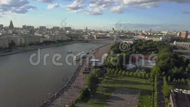 带河流、公园和桥梁的莫斯科夏季空中景观