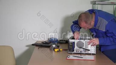 男人修理电脑，把修理好的笔记本电脑送给女顾客
