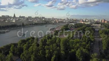 莫斯科现场有河流、公园和桥梁。 空中景观