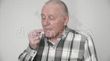 一位老人在家吃4k的药丸