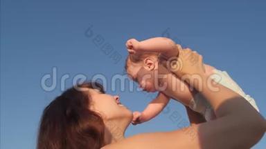 妈妈抱着宝宝玩，抱在蓝天背景下，慢动作