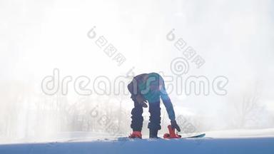 滑雪者在比<strong>赛前</strong>穿上滑雪靴