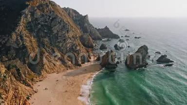4K航空无人机镜头美丽的普拉亚达乌尔萨海滩在锡特拉，葡萄牙日落黄金时间的灯光