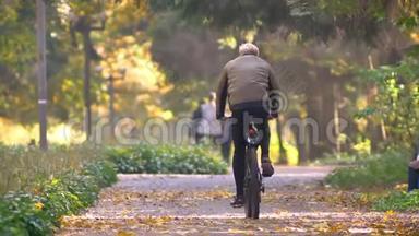 秋季公园骑自行车的灰头土脸男子慢动作视频