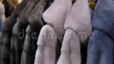 在一家零售时装商店的衣架上出售冬季出售的豪华貂皮大衣。 快关门。