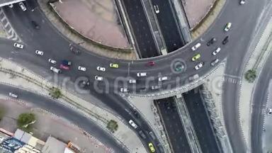 在泰国曼谷的4路停车街交叉路口环形交叉路口上，高速延时以城市交通的圆圈旋转。 4K